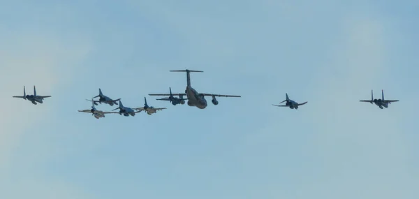 Aviones militares volando para exhibición — Foto de Stock