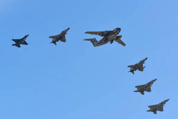 Военные самолеты для демонстрации — стоковое фото