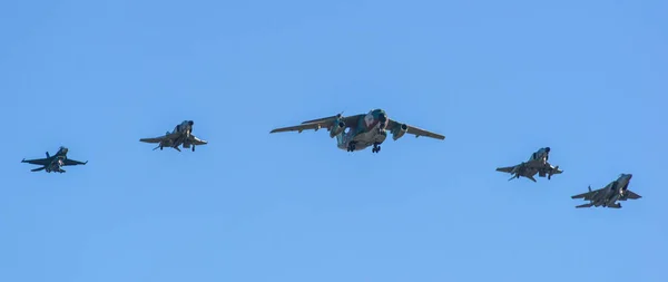 Aeronaves militares voando para exibição — Fotografia de Stock