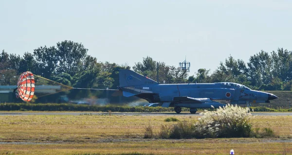 Wojskowe samoloty na pokaz w bazie lotniczej Gifu — Zdjęcie stockowe