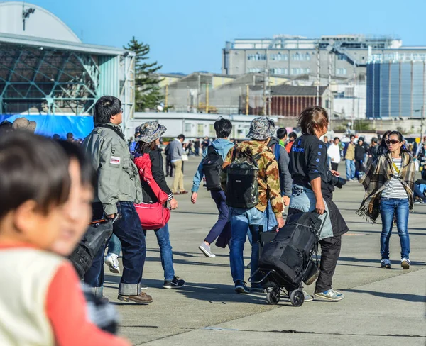 Gente en el Día Abierto de la Base Aérea de Gifu — Foto de Stock