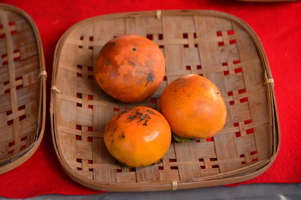 Frutos de caqui no mercado rural — Fotografia de Stock