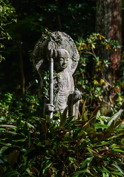 秋の庭の仏像 — ストック写真