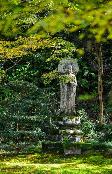 Eine Buddha-Statue im Herbstgarten — Stockfoto