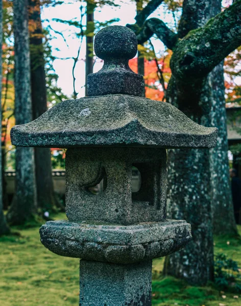 Japansk stenlykta i höstträdgården — Stockfoto