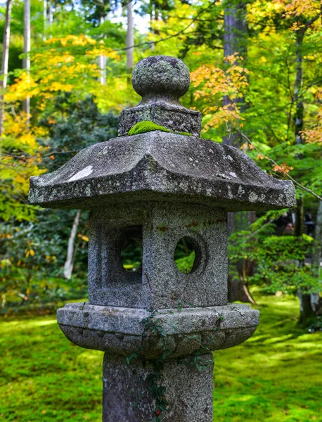 Japanische Steinlaterne im Herbstgarten — Stockfoto