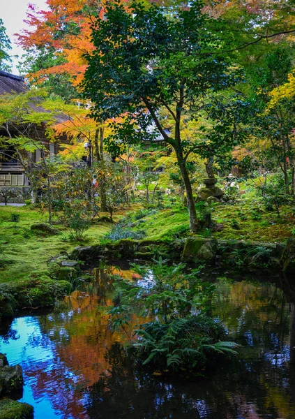 Herbstliche landschaft in kyoto, japan — Stockfoto