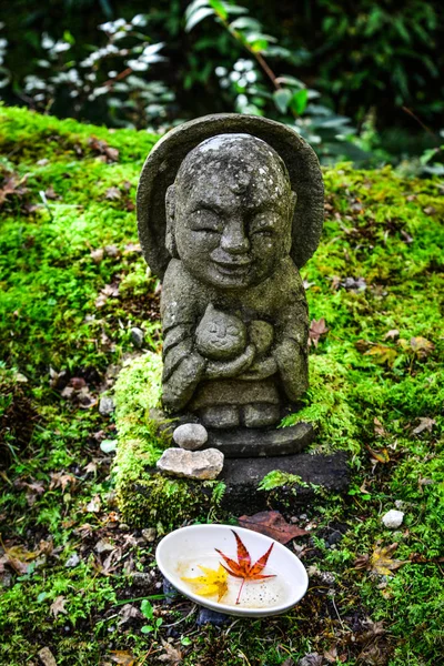 मुस्कुराते जिज़ो बोसात्सु की पत्थर की मूर्ति — स्टॉक फ़ोटो, इमेज