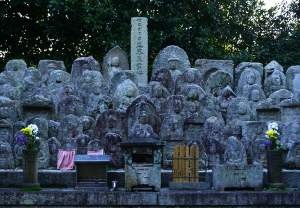 Muchas estatuas de piedra en la tumba del antiguo templo — Foto de Stock