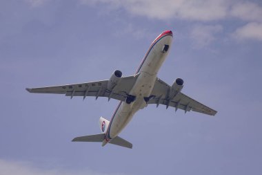 Şangay Havaalanı 'ndaki yolcu uçağı. 