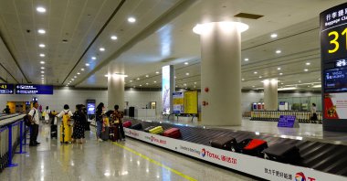 Havaalanı terminalinde bagaj teslim