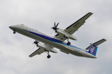 Uçak Osaka Itami Havaalanına iniyor. 