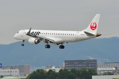 Uçak Osaka Itami Havaalanına iniyor. 