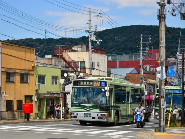 Japonya, Kyoto 'da caddede çalışan yerel bir otobüs.