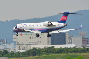 Uçak Osaka Itami Havaalanına iniyor. 