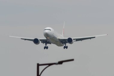 Uçak Osaka Itami Havaalanına iniyor. 