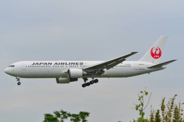 Uçak Osaka Itami Havaalanına iniyor. 