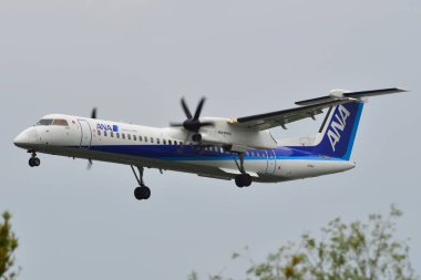 Uçak Osaka Itami Havaalanına iniyor. 