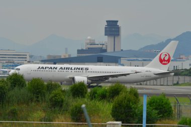 Uçak Osaka Itami Havaalanına iniyor. 