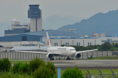 Uçak Osaka Itami Havaalanına iniyor. 