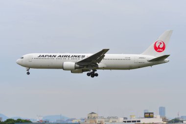 Uçak Osaka Itami Havaalanına iniyor. 