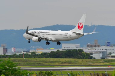 Uçak Osaka Itami Havaalanına iniyor. 