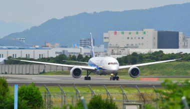 Uçak Osaka Itami Havaalanına iniyor. 