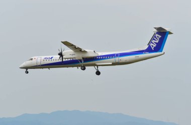 Uçak Osaka Itami Havaalanına iniyor. 