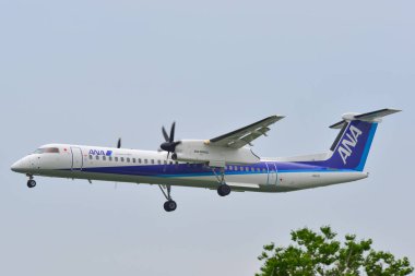 Uçak Osaka Itami Havaalanına iniyor. 