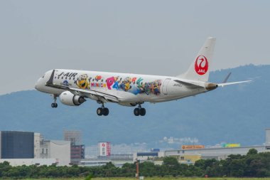 Uçak Osaka Itami Havaalanına iniyor. 