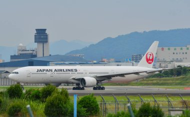 Uçak Osaka Itami Havaalanına iniyor. 