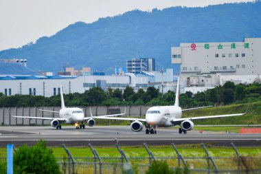 Uçak Osaka Itami Havaalanına iniyor. 