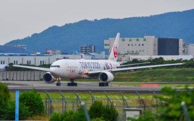 Uçak Osaka Itami Havaalanına iniyor. 