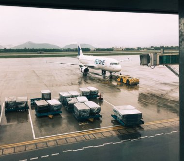 Havaalanındaki yolcu uçağı. 