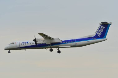 Uçak Osaka Itami Havaalanına iniyor. 