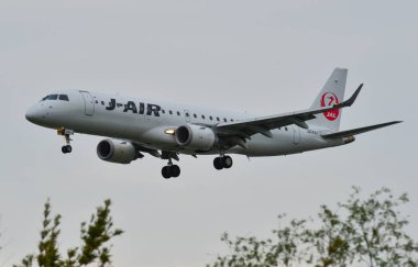 Uçak Osaka Itami Havaalanına iniyor. 