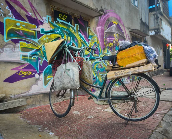 Una bicicleta de vendedor en la vieja calle — Foto de Stock