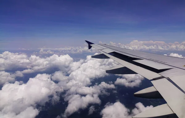 Vista panorámica desde la ventana del avión — Foto de Stock