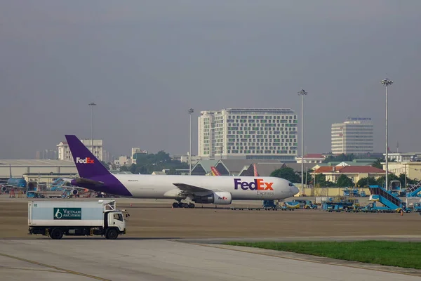 Passenger airplane at the airport — Stock Photo, Image