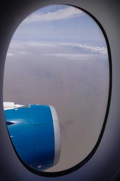 Motor azul do avião de passageiros no céu — Fotografia de Stock