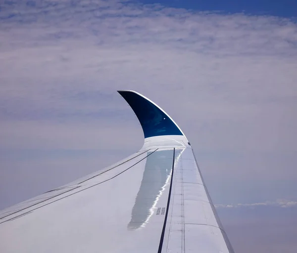 Flygplansvinge med blå vinge — Stockfoto