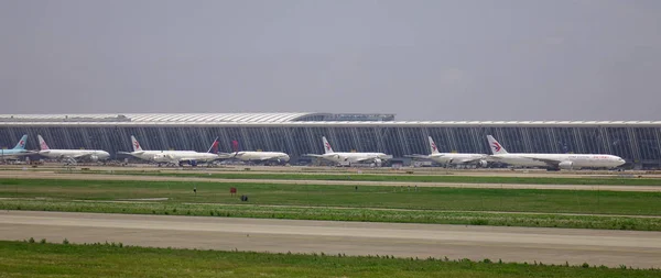 Avión de pasajeros en el aeropuerto de Shanghai —  Fotos de Stock