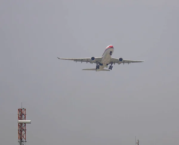 Passagerarplan på Shanghai Airport — Stockfoto