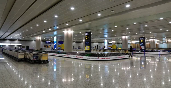 Сбор багажа в терминале аэропорта — стоковое фото