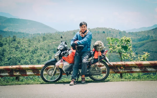 Asiático viajante homem com moto — Fotografia de Stock