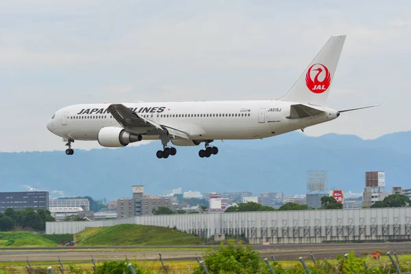 Uçak Osaka Itami Havaalanına iniyor. — Stok fotoğraf