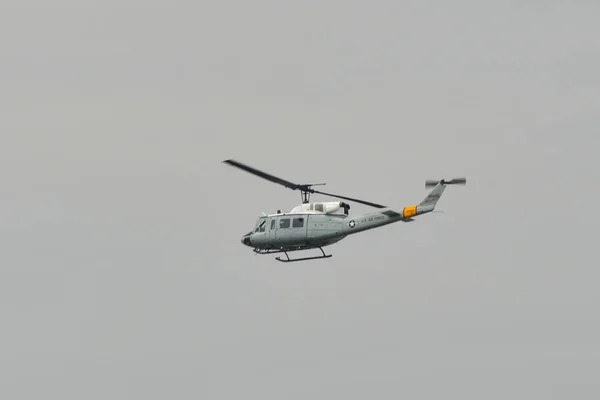 Flugzeug landet auf dem Osaka-itami-Flughafen — Stockfoto