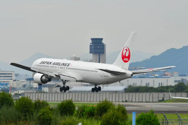 Atterrissage de l'avion à l'aéroport d'Osaka Itami — Photo