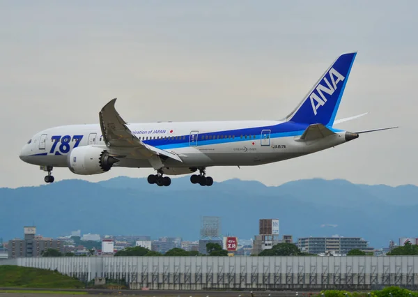 Avião aterrissando no Aeroporto de Osaka Itami — Fotografia de Stock