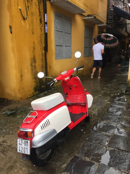 Scooter na cidade velha em Hoi An, Vietnã — Fotografia de Stock